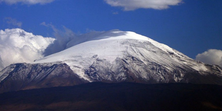Ağrı Dağı'nın yükseklerine kar yağdırıldı