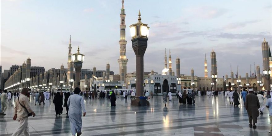 Türk hacının hayatını kurtaran otel çalışanı ödüllendirildi