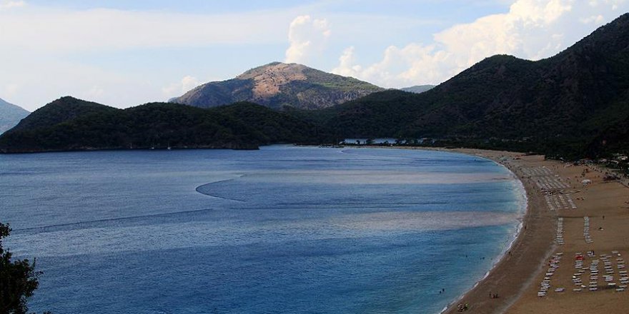 Yoğun sağanak nedeniyle Ölüdeniz'in rengi değişti