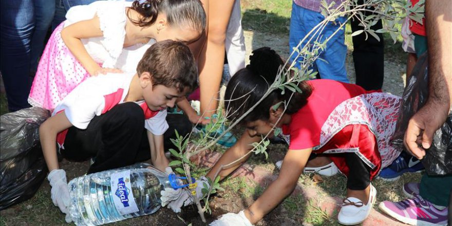 Adana'daki Türkmen çocuklar şehitler için fidan dikti