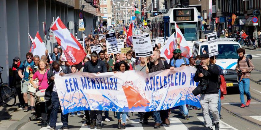 Hollandalılar AB'nin göçmen politikası rahatsız