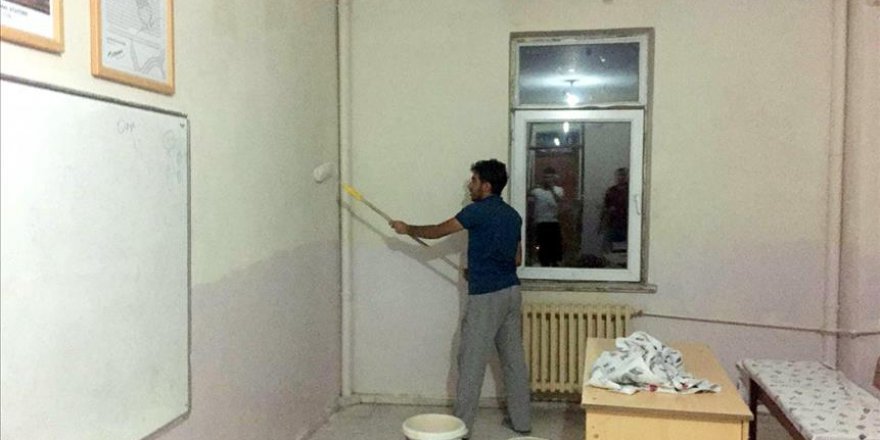 Kars'taki öğretmenlerden okulları için büyük fedekarlık