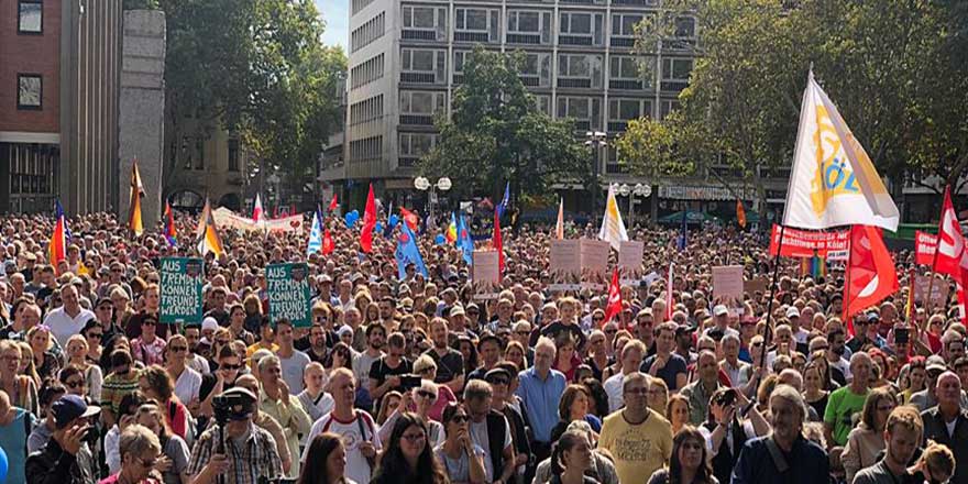 Almanya'da binlerce kişi ırkçılığa karşı yürüdü
