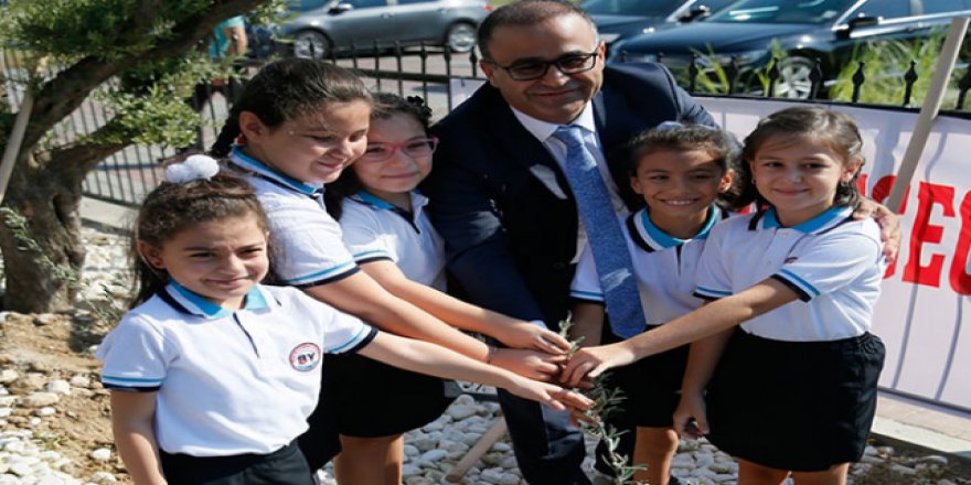 İzmir'de yeni eğitim öğretim yılı zeytin fidanı dikimiyle başladı