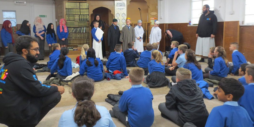 İngiliz bakandan okullara 'camiyi ziyaret edin' teklifi