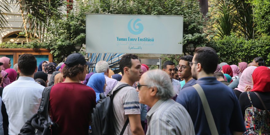 Mısırlı gençler Türkçe öğrenmek için kuyruk oluşturdu
