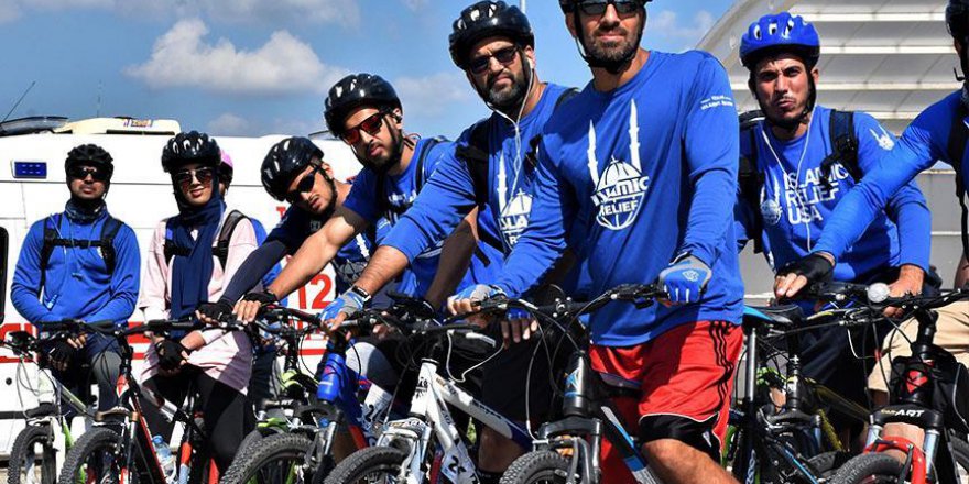 Afrika'daki susuzluğa bisiklet ile dikkat çekiyorlar