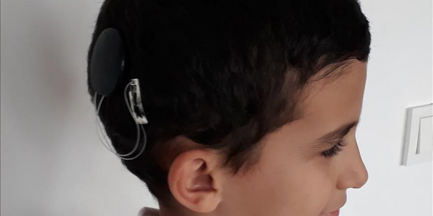 İşitme engelini ameliyat ve eğitimle aştı