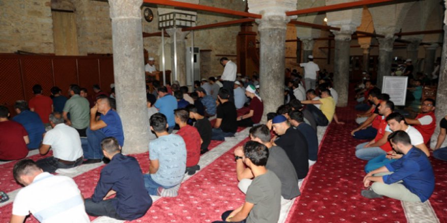 Antalya'da gençler sabah namazını tarihi camide kıldı