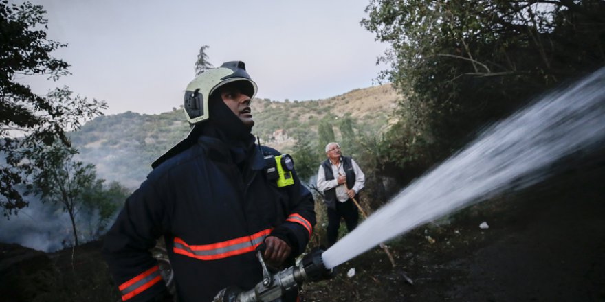 35 yıllık tecrübesini genç itfaiyecilere aktarıyor