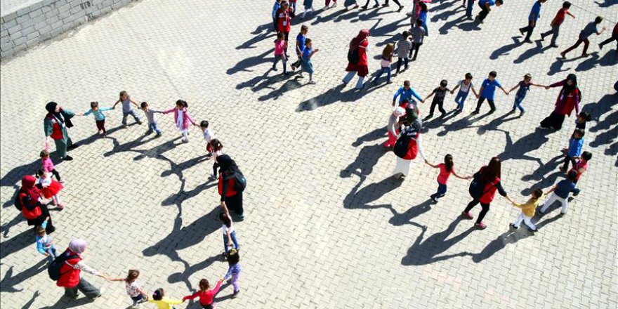 Gönüllü üniversite öğrencilerinden köy çocukları için etkinlik