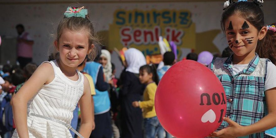 Suriyeli çocukların yüzü şenliklerde gülüyor