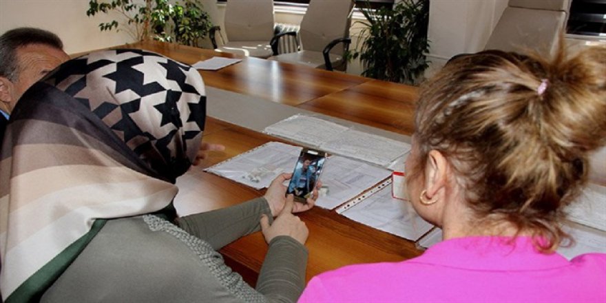 Tüberküloz hastaları ilacını telefonda içiyor