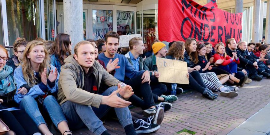 Hollanda'da öğrenciler bir üniversiteyi işgal etti