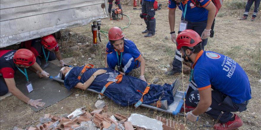 Tren kazası tatbikatı gerçeğini aratmadı