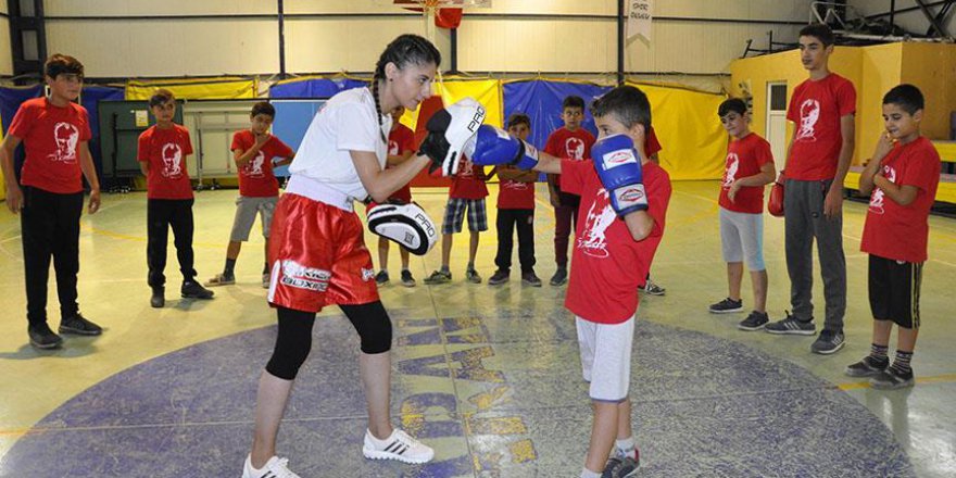 'Taş atan değil, polise sarılan çocuklar yetiştireceğim'