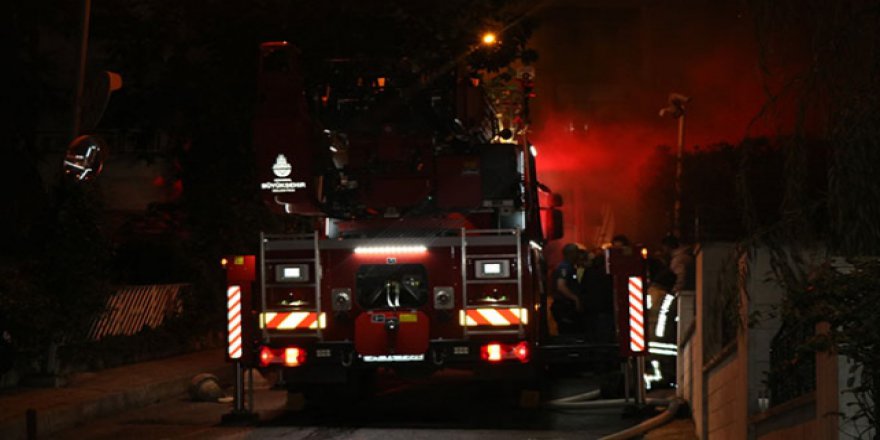 İstanbul'daki yangında mahsur kalanların imdadına itfaiye yetişti