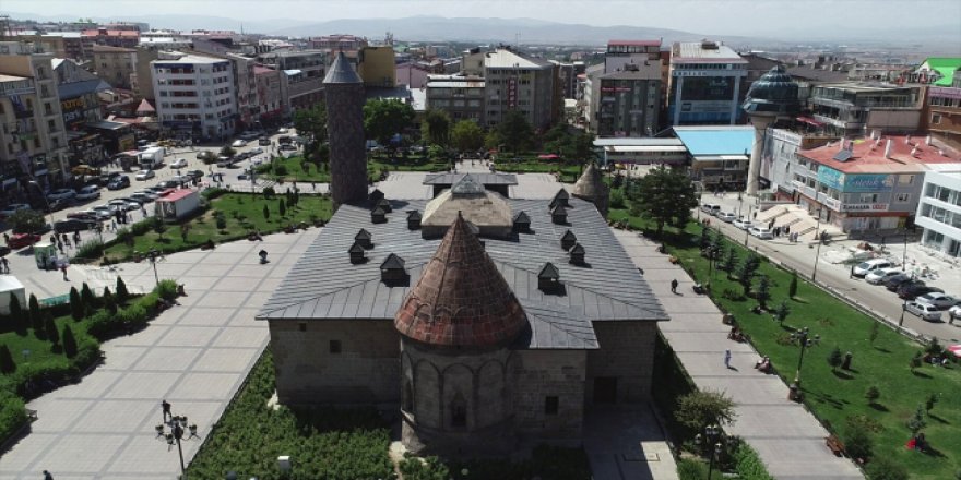 Yakutiye Medresesi asırlardır tarihi yapısını koruyor