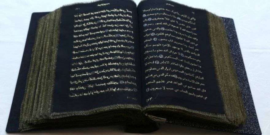 Kur'an-ı Kerim'i ipek sayfalara işledi