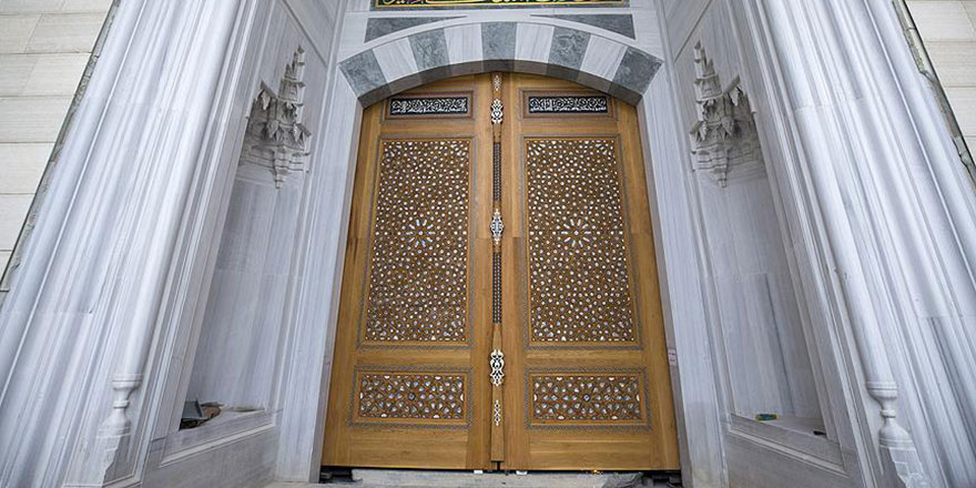 Çamlıca Camisi'nin kapısı: Eni 5, boyu 6,5 metre, ağırlığı 6 ton