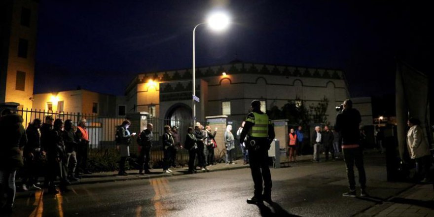 Irkçılar Müslümanları kışkırtmaya çalıştı