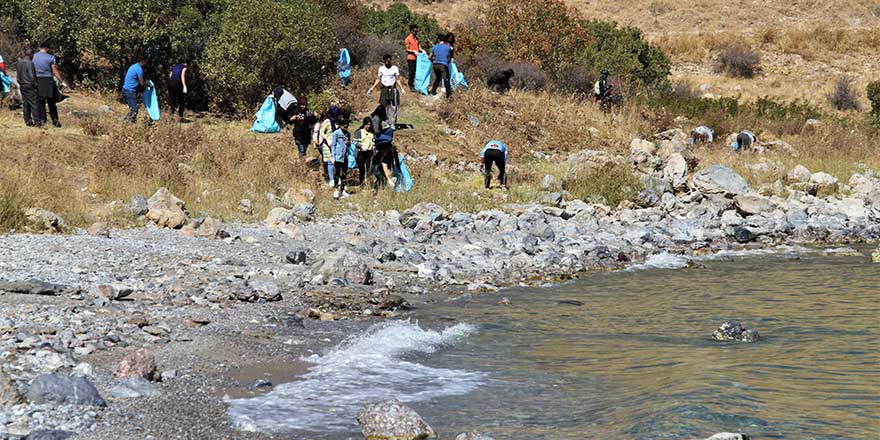 81 ilden gelip Van Gölü koylarını temizlediler