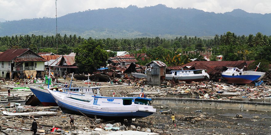 Endonezya'da tsunami felaketinde ölü sayısı artıyor