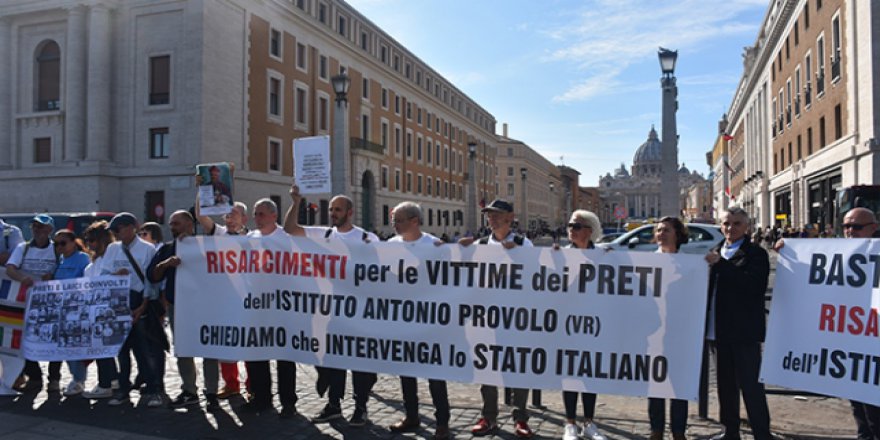 Vatikan'da kiliseyi protesto ettiler