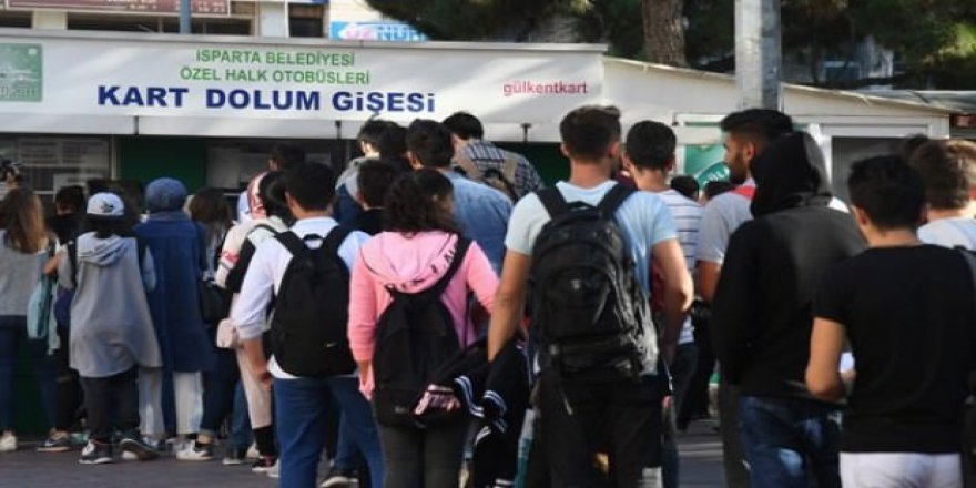 Öğrenciler ucuz ulaşıma akın etti