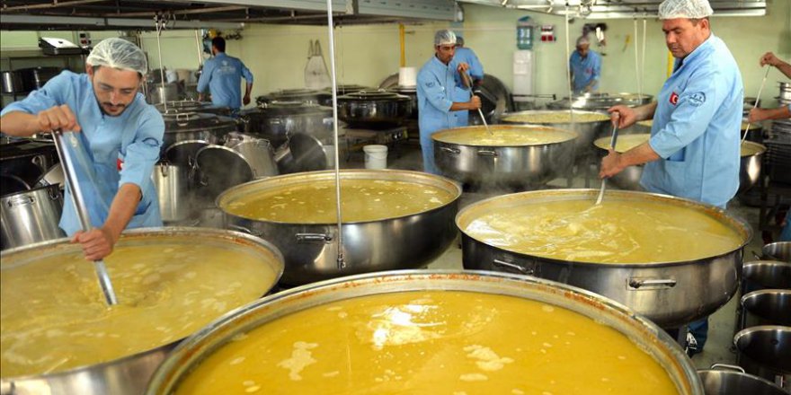 Sınır ötesine 2,5 yıldır sıcak yemek ve ekmek ulaştırıyorlar