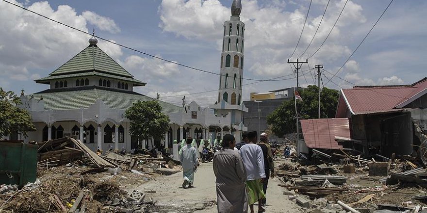 Endonezya'da yaralar sarılmaya çalışılıyor