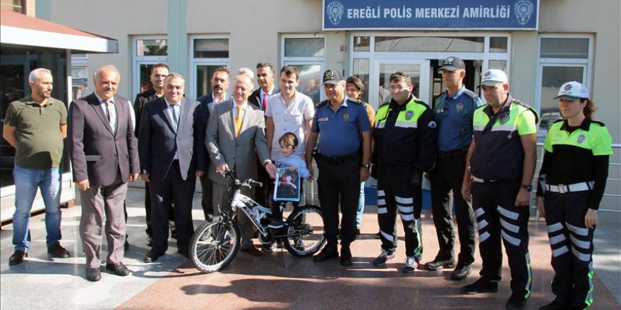 Trafiğin yeni kahramanı çocuklar bisikletle ödüllendirildi