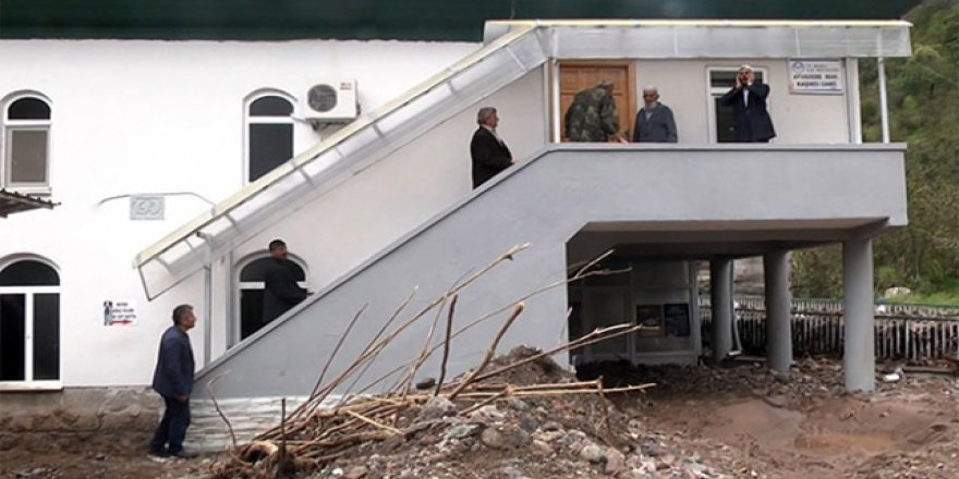 Camideki hasar namaza engel olmadı