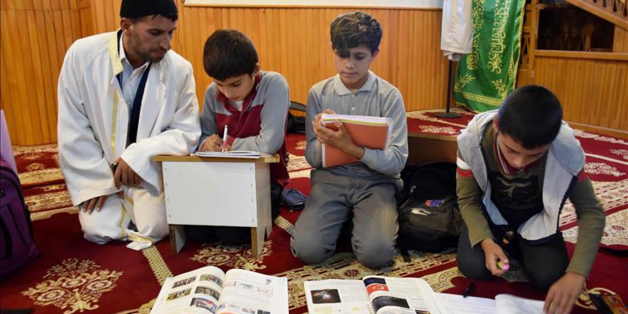 İmam, camide din ve fen ilimlerini birlikte veriyor