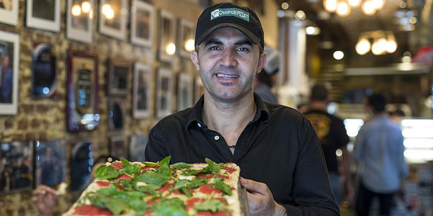 Hayırsever Türkiyeli pizzacı New York'ta insanlık da dağıtıyor