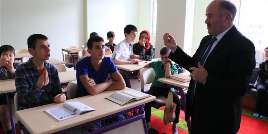 İmam camide 8'i otistik, 4'ü engelli 13 çocuğa gönüllü eğitim veriyor