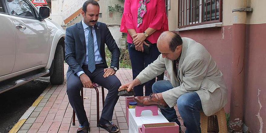 Tebrik çiçeklerini sattıran Kaymakam'dan örnek davranış