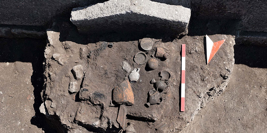 21 kişiye ait 2300 yıllık mezar bulundu