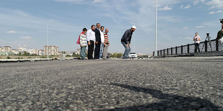 Mahalledeki köprü için böyle şükrettiler!