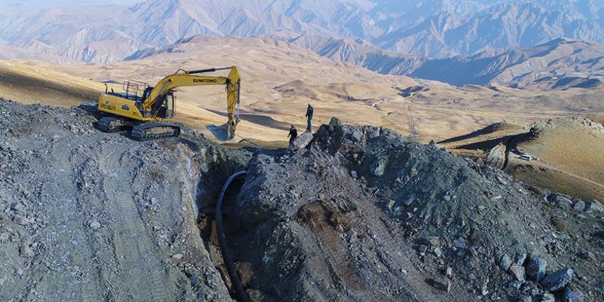 Kentin kaderini değiştirmek için dağları deliyorlar