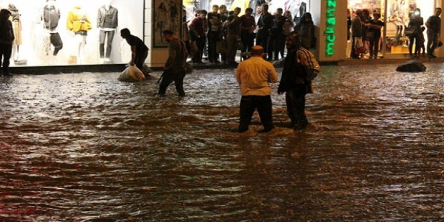 Denizli'de akşam başlayan yağış sele dönüştü