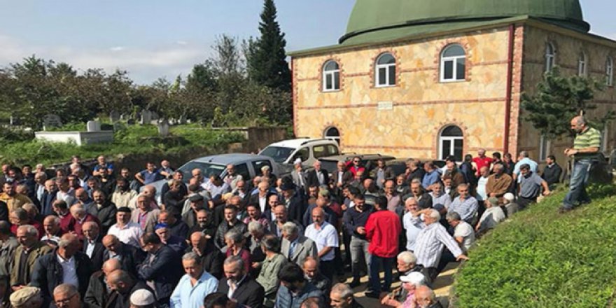 Öldü, kendi sesinden 'sela' ile defnedildi