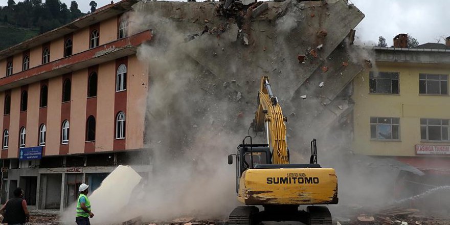 Rize'deki hatalı yapılar yıkılıyor