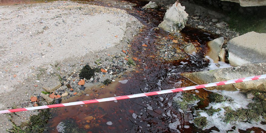 Renk değiştiren derenin döküldüğü alanda denize girmek yasaklandı
