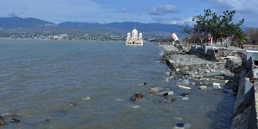 Endonezya'daki deprem ve tsunami 'yüzen cami'yi yıkamadı