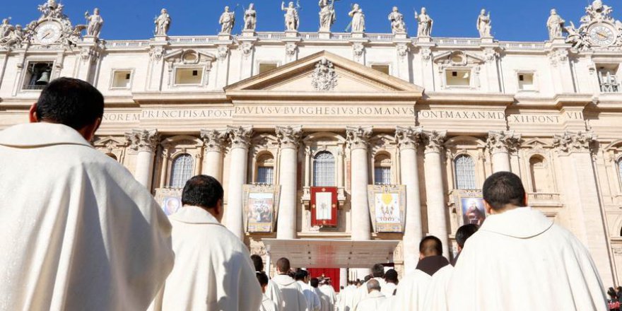 Skandaldan sonra Papa'dan ilk yaptırım
