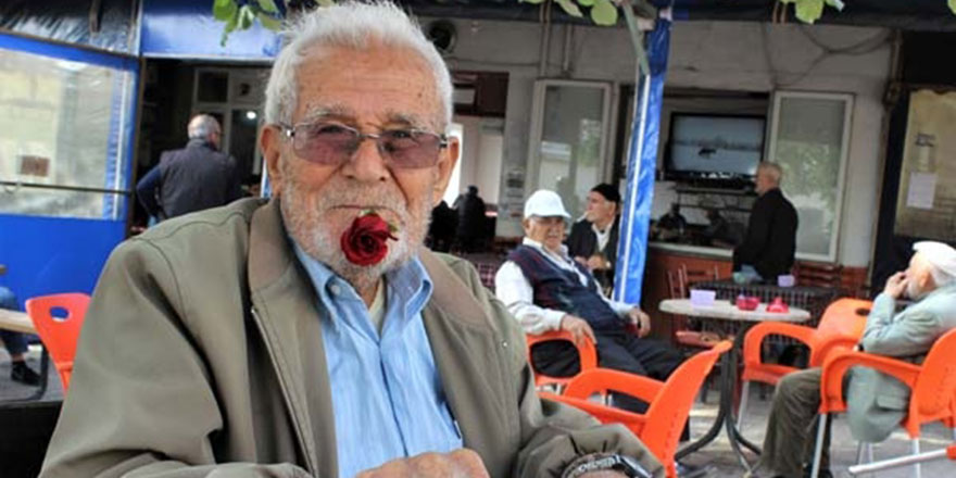 87 yaşındaki yaşlı adam, 60 yıldır ağzında gül ile dolaşıyor