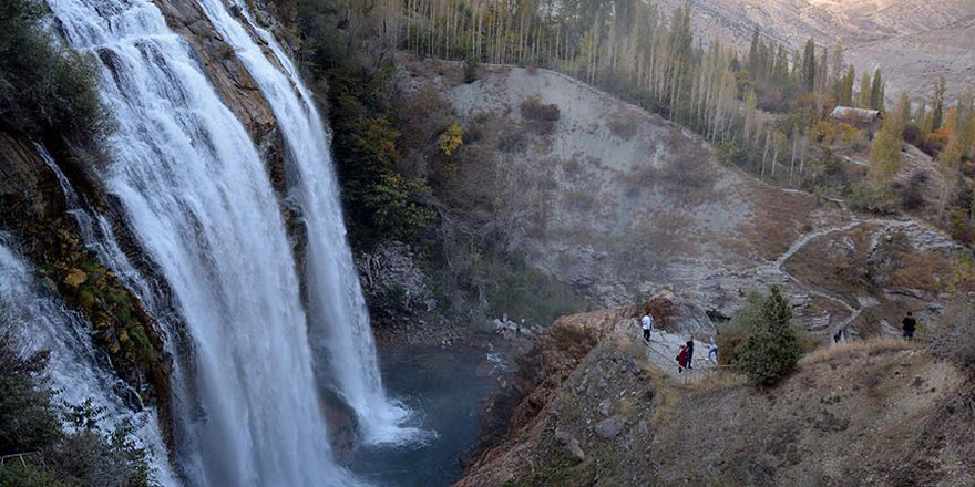 Tortum Şelalesi'nde sonbahar renkleri