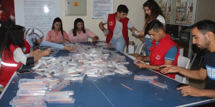 Gönüllü gençler köy çocukları için kalem topladı