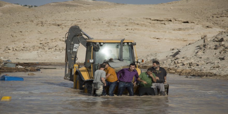 İşgalci İsrail bir Filistinlinin evini yıktı